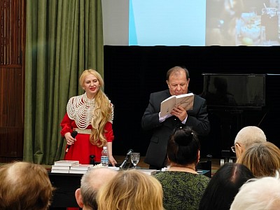 Открыл вечер сам юбиляр авторским чтением 